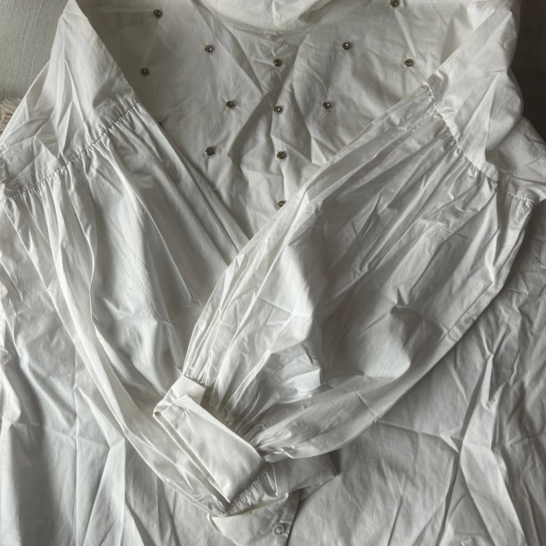 Vit skjorta med stenar  - 91