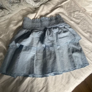 Volangkjol ljusblå  - Säljer min fina blåa volangkjol. Den är faktiskt även väldigt fin att använda som topp! 