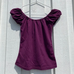 Söt topp  - Perfekt nu till sommaren  Går att bära både som off shoulder och med axlar 