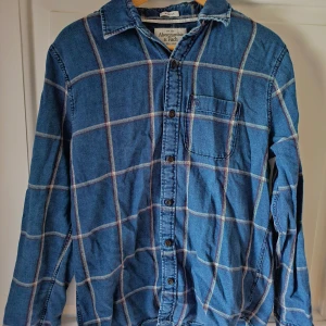 Skjorta Abercrombie and Fitch - Skjorta från Abercrombie and Fitch Storlek: M Modell: Muscle Material: 100% Bomull