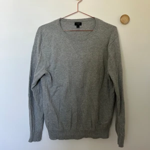 Stickad tröja J.Crew - Stickad tröja från J.Crew i fint skick! Passformen är lite oversize för att va en strl S.   Material: 95% Bomull 5% kashmir  Priset kan diskuteras 🌟