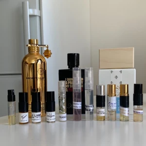 Köpta splittar och splittar några av mina favorit parfymer just nu.  - Säljer köpta splittar som inte kommer till användning eller passar mig. Men splittar även några av mina favoriter. Prislista ser ni i bilderna. Porto på 18 kr tillkommer upp till 14 ml därefter 36 kr. Filmar alltid vid lådan! 