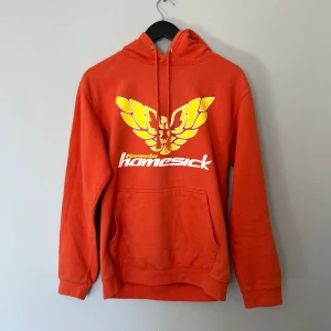 Homesick hoodie - Hoodie ifrån homesick!  En liten fläck på printet (se på bild) Cond 6/10 Size S  Nypris 1200