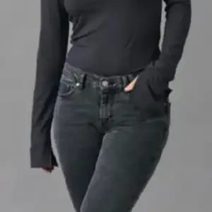 Midrise bootcut jeans från Gina tricot. Rensar garderoben där av priset❤️ inga defekter!