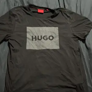 Svart Hugo boss T-shirt använd några gånger 