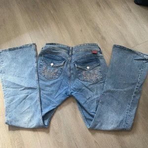 Low waist bootcut jeans  - Säljer mina ljusblå lågmidjade bootcut jeans. I använd skick men inget trasigt eller slitet 