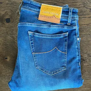 Säljer dessa slim jeans från Jacob Cohën. Storleken på jeansen är 36 men dessa passar mer som storlek 33. Modellen på jeansen är 688. Jeansen är i utmärkt skick. Skriv om du har några frågor.