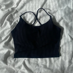 Topp - Träningstopp ifrån relode, köpt för ett tag sedan så tror ej den säljs längre i denna modell. Sitter jättefint men måste sälja då den blivit förliten