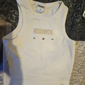 Hoodrich croptop - Hel och fräsch förutom märken som visas på bild 3, går såkert bort med vanish innan tvätten om man vill de.