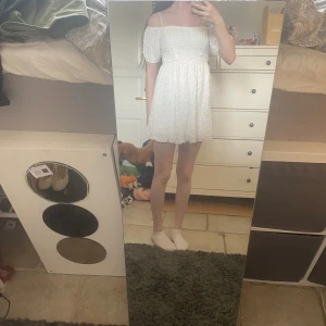 off shoulder klänning  - säljer en vit off shoulder köänning k ett superfint typ lite skrynklat material. inte alls genomskinlig. säljer för den är för liten på mig🫶
