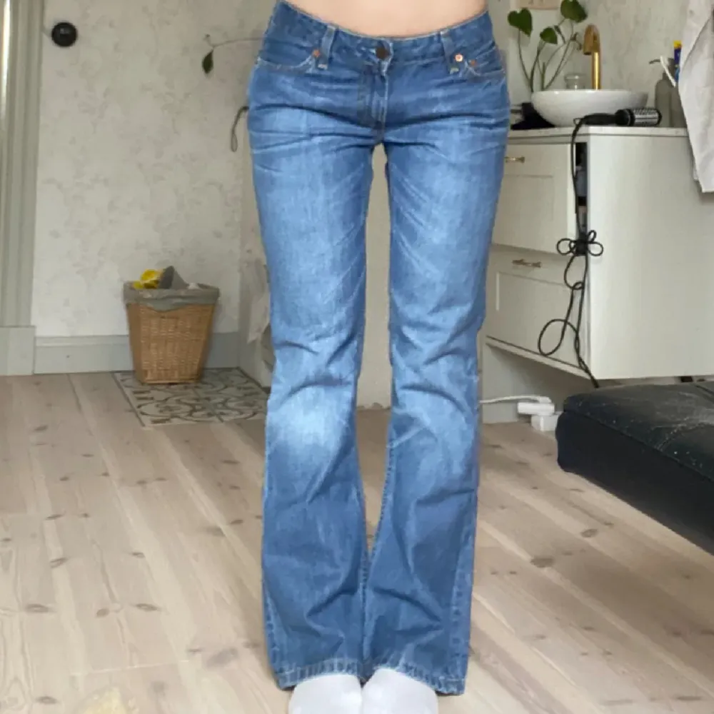 Ett par jättefina blåa Levi’s jeans som tyvärr inte passade! De är i bra skick och bilderna är lånade från gamla ägaren. Priset går alltid att diskuteras och skriv för mer bilder till mig!. Jeans & Byxor.