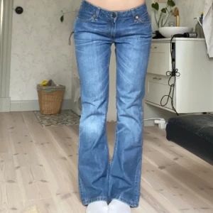 Levi’s jeans - Ett par jättefina blåa Levi’s jeans som tyvärr inte passade! De är i bra skick och bilderna är lånade från gamla ägaren. Priset går alltid att diskuteras och skriv för mer bilder till mig!