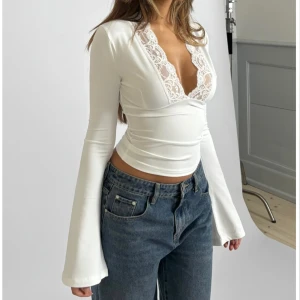 Spets topp - Så fin topp från venderbys som är helt oanvänd, endast testad. Passade tyvärr inte mig och var för sen med att skicka tillbaka.