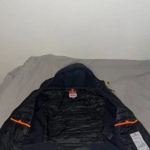 Parajumper - Den är i storlek L, jackan är i bra skick, ny pris ligger runt 4000kr mitt pris 1500 men kan tänka mig gå ner vid snabb affär, om ni vill ha mer info & bilder så är de bara o skriva😌