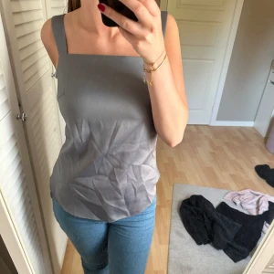 Superfin festtopp🩶 - I toppenskick, fin färg och passar perfekt till fest! I storlek 36 men passa både mindre och större storlekar!