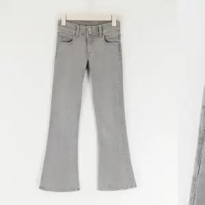 Grå jeans från Gina Young 💕 används inte så tänker att jag säljer dem😍 inga defekter 🎀skriv för fler frågor🌸helt slutsålda på hemsidan 💕