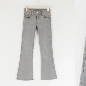Gina Young jeans 💕 - Grå jeans från Gina Young 💕 används inte så tänker att jag säljer dem😍 inga defekter 🎀skriv för fler frågor🌸helt slutsålda på hemsidan 💕