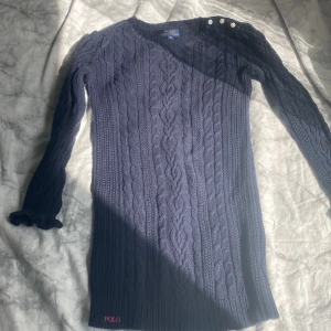 Ralph Lauren sweater - Den är i ett bra skick. Fick den i present men i fel size så kan inte andvända den längre. Jag skulle nog säga att det är en size XS/XXS. (Det står 5 på tagen) 