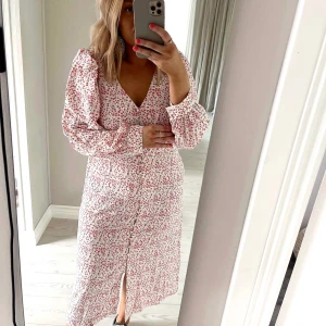 Sommarklänning🩷 - Första bilden är lånad för att se passform. Storlek XS men passar absolut en S också, lite rymligare i storleken🍋🩷nyskick, använd 2 gånger🩷 köpt för 650 kr. 