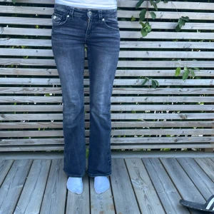 Gina Young jeans  - Säljer dessa sparsamt använda jeansen från Gina Tricot Young 🌸💕 Byxorna är fria från defekter och är i stl 164! Skriv om ni undrar mått eller annat 🤍