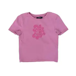 rosa t-shirt med tryck köpt på bik bok. i nyskick! 🎀<3
