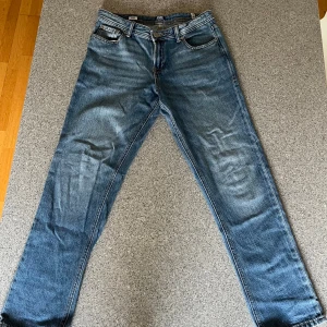 Jack & Jones junior  -  Snygga ljusblå jacka & Jones jeans size regular clark. Storlek 15 år / 170 cm. Pris 175