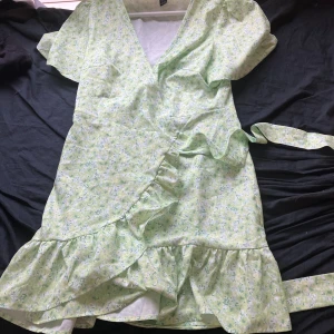 Klänning - Älskar och är mycket användbart!✨ Kan sänka priserna vid snabb affär. Inga defekter:) Är 164cm lång och garderob-utrensar. Kontakta mig för fler bilder💕