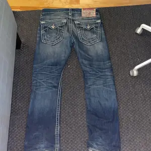 Feta blåa true religon jeans ricky super t. Storlek 33