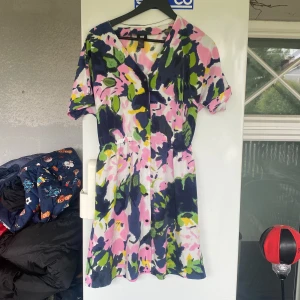 sommarklänning - sommarklänning med så fina färger i fint skick. passar s/m