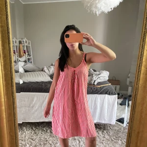 Randig klänning  - Sååå fin randig klänning!❤️🤍