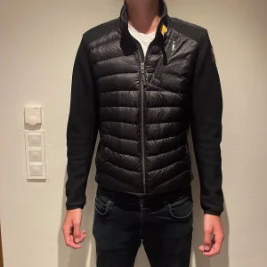 Parajumper cardigan  - Jag säljer min parajumper cardigan! Jag säljer pga att jag inte längre har användning av den. Skicket är 9/10. Pris kan diskuteras vid snabb affär! Nypris ligger på runt 4000