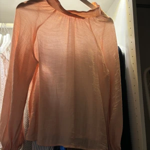 Zarablus - Blus från Zara. Använd 1 gång. Storlek S. Säljer för 150kr
