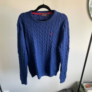 Morris sweatshirt  - Säljer nu en Morris sweatshirt i färgen mörkblå. Tröjan är i storlek L och sitter bra. Den har inga skador eller liknande. Hör av er vid frågor eller funderingar! 