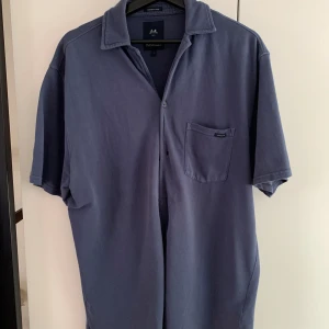 Skjorta ifrån Lindeberg  - Blå skjorta ifrån Lindeberg i storlek L, jättefint skick! 