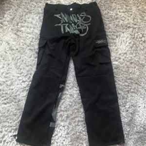 MinusTwo Cargo Pants Svarta Y2K/Uk Stil Byxor Storlek M - Säljer dessa helt nya aldrig använda Minustwo byxorna. 10/10 skick asså dem e nya har aldrig använt. Y2k/uk drip stil är sköna och nice till sommaren för de inte så tjocka. Rekommenderar 👍 Skickar samma dag me instabox, oftast me postnord oxå. Mvh