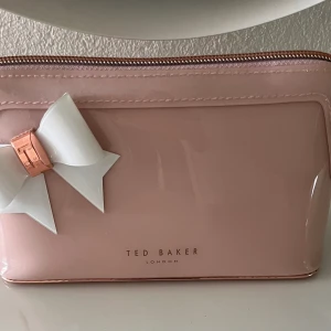 Ted Baker London - Helt oanvänd necessär väska från Ted Baker london. Ny skick. Varan säljs inte längre.