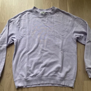 Sweatshirt  - Jättefin lila sweatshirt från monki💗(skriv för mer bilder och info)