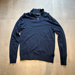 Zip tröja från Jack and Jones - Marinblå half zip tröja från Jack and Jones. Hyfsat bra skick och bra passform. Hör av dig vid frågor eller funderingar!