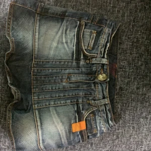 Mini skirt - Early 2000s mini kjol i denim med volanger. Mycket bra skick!