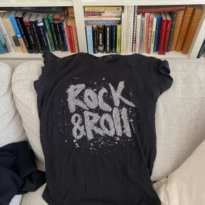 Zadig Voltaire t-shirt  - Säljer min tröja från Zadig. Inköpt för ca 2 år sedan i deras butik utanför Los Angeles. Passar till en S-M för tight fit. Mycket bra skick, använt ett fåtal gånger. Inköpt för 750 kr. 