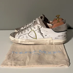 Philippe Model - Philippe Model skor i okej skick: 7/10. Lite slitningarna här o där men också en del av designen. Storlek 42, fits 41. Dustbag tillkommer. Skriv vid frågor och funderingar!