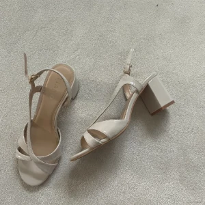 Klackskor - Kostar 699kr på internet och använd en gång på en bal. Därför säljs det för 399kr