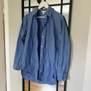 Oversize skjorta  - Oversize skjorta i lite styvare material, som ny, perfekt i sommar 