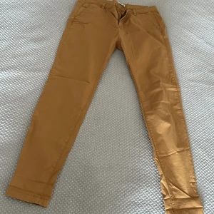 Jeans  - Det är en ganska lätt jeans det vill säga att det inte är tungt och det passar bra till sommaren för man kommer inte känna sig varm i dem🥰