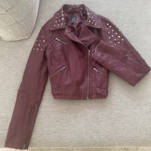 Skinnjacka - As cool skinnjacka i sjukt snygg färg med nitar 