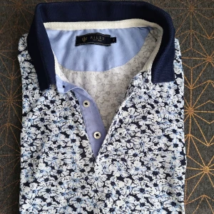 Riley t-shirt with flowers  - In excellent condition. Would prefer pick-up in Stockholm rather than posting.