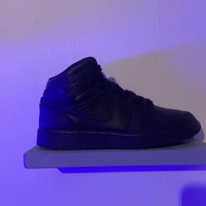 Jordan 1 mid - Jordan 1 mid svarta ⚫️, strl 36.5 bra skick inte många tecken på användning några stjärnor saknas dock. Jag har inte original boxen kvar men du kan få boxen från ett par likadana skor och samma strl fast vita. Om du har några frågor så hör av dig.👍