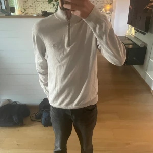 Beige half zip - En snygg bondelid zip, Tröjan är knappt använd och i 9/10 skick, Tröjan har inga fläckar eller andra defekter. Storlek S. 