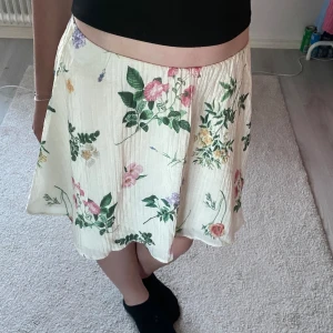 Kjol💗 - Fin lågmidjad kjol från Gina, finns ett matchande linne till. Använd en gång. Säljs då den inte kommer till användning. Kontakta via dm om du har några frågor💗