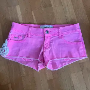 Super fina rosa låga jeans shorts från hollister. 